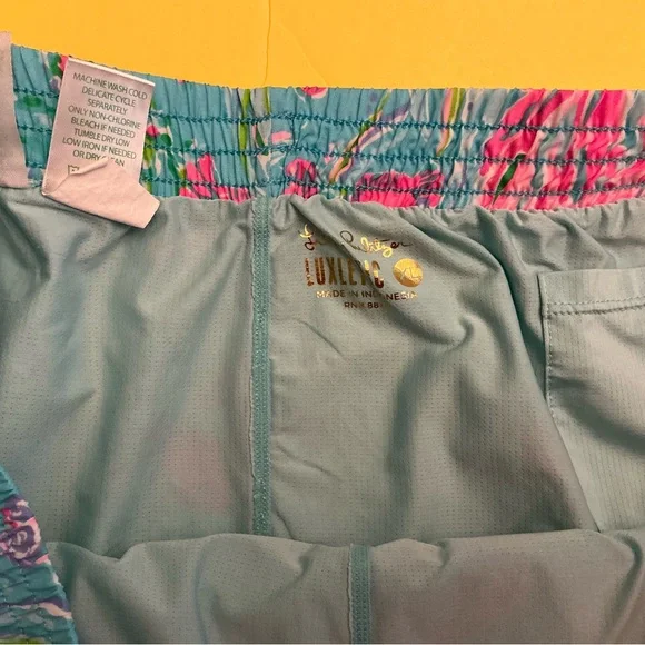 Lilly Pulitzer Luxletic Ocean Trail Shorts in Maldives Green Turtle Waves sz XL - Picture 3 of 4